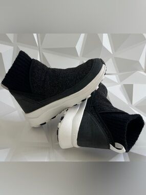 Merrell Cloud Renew Bluff Black
Mid Height Winter Boot
Women's Size:6.5